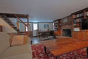 Smart-TV, Kamin, DVD-Player, Bücher