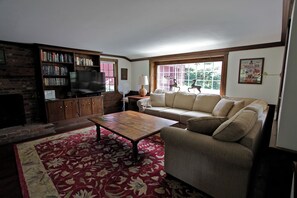 Smart-TV, Kamin, DVD-Player, Bücher