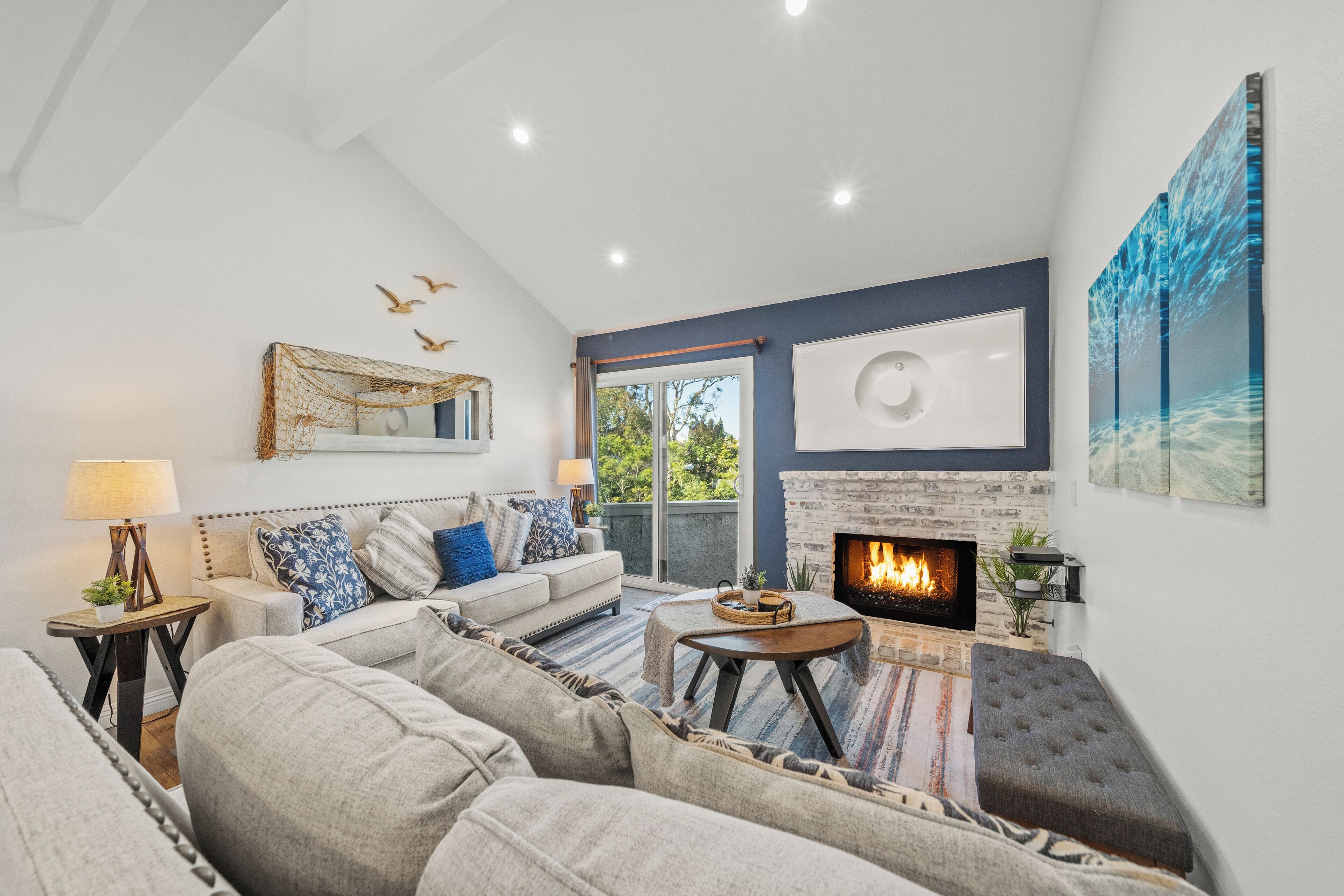 Smart TV, caminetto, Netflix, Hulu