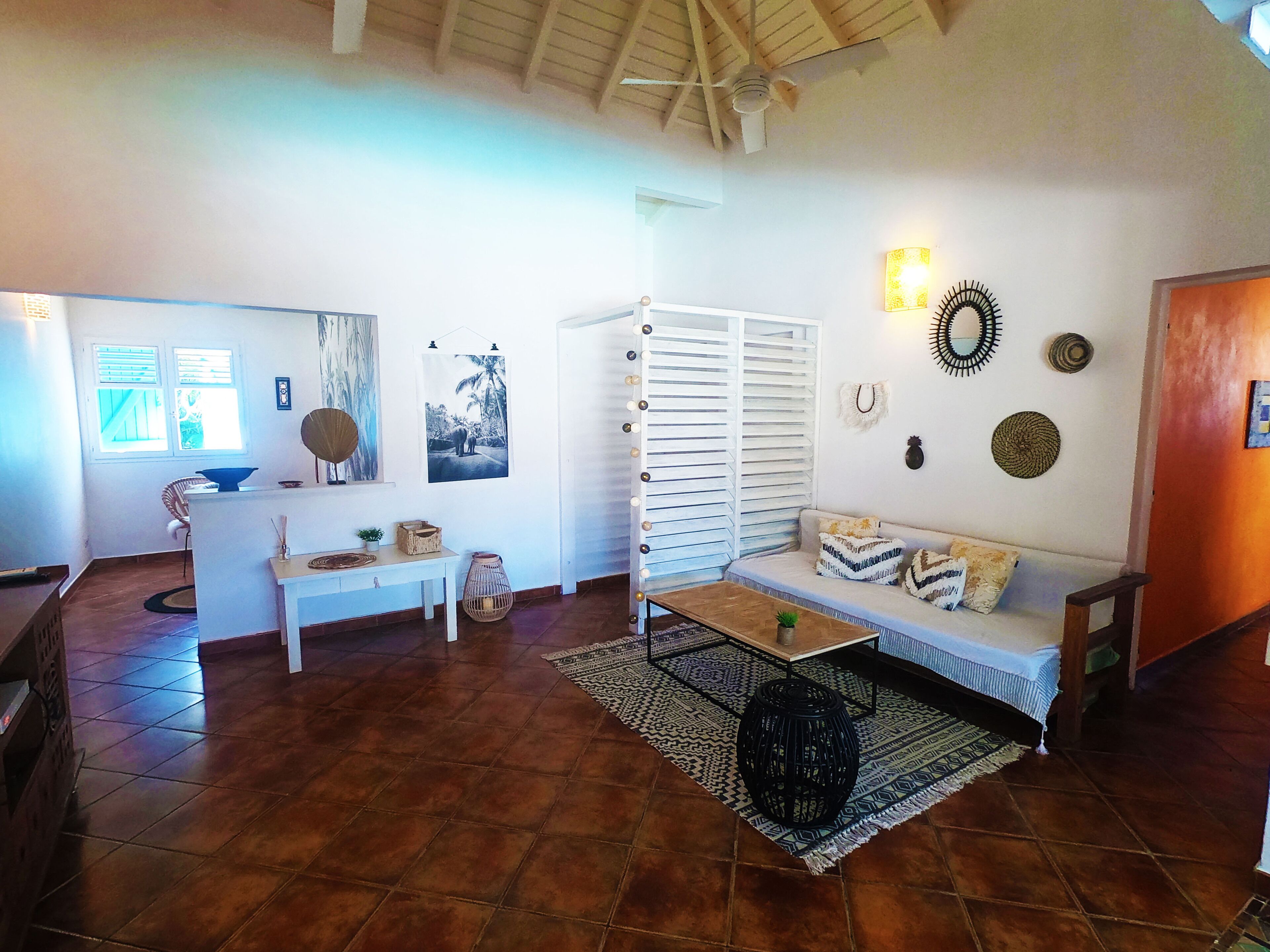 TV connectée, baby-foot, livres