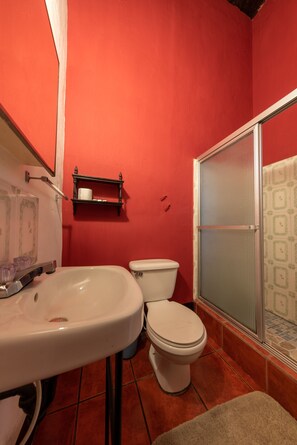 Enkeltrom, 1. etasje (Antique Area) | Bad | Dusj, håndklær, såpe og sjampo