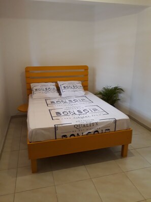 2 chambres, fer et planche à repasser, lit de bébé portatif