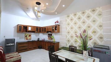 Villa, 5 Bedrooms | Shared kitchen