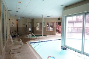 Una piscina techada, una piscina al aire libre