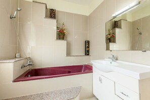 Villa | Badezimmer | Dusche, kostenlose Toilettenartikel, Haartrockner, Hausschuhe