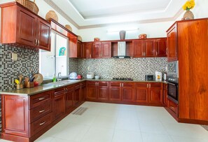 Adi Villa 7 | Bếp chung