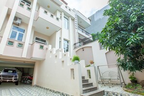 Adi Villa 7 | Quang cảnh sân vườn