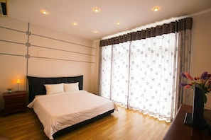 5 bedrooms, desk, free WiFi