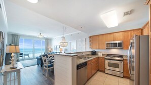 Eine moderne Küche mit Granit Arbeitsplatten, Edelstahlgeräten und Holzschränken.