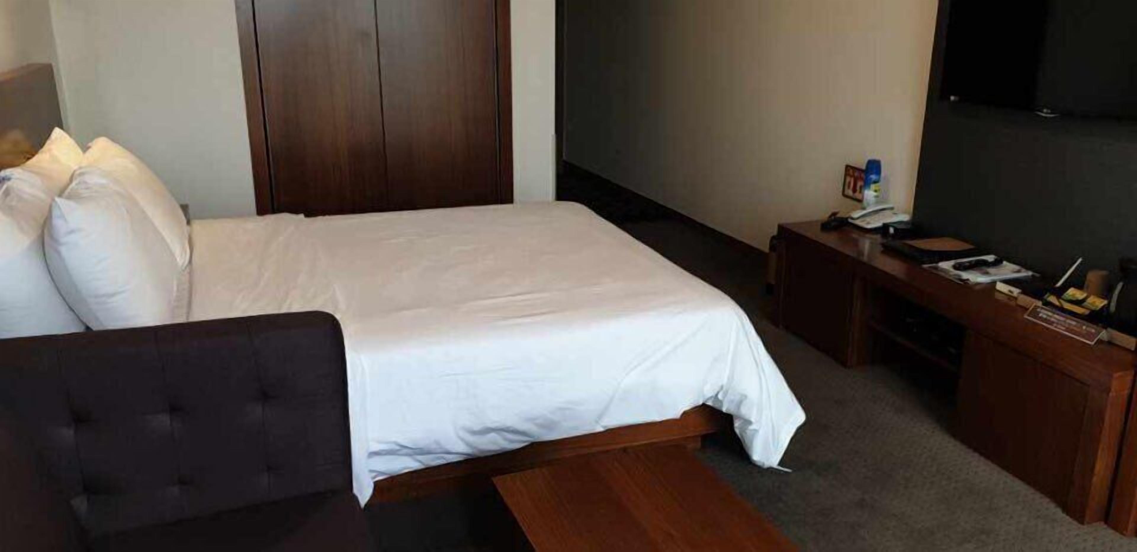 standard double room | desk, free wifi, bed sheets