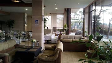 Daily buffet breakfast (KRW 15000 per person)