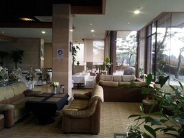 Daily buffet breakfast (KRW 15000 per person)