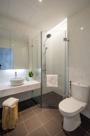 Studio, 1 King-Bett und Schlafsofa | Badezimmer | Dusche, Regendusche, kostenlose Toilettenartikel, Haartrockner