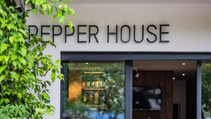 L’extérieur d’un bâtiment sur lequel on peut lire l’inscription « PEPPER HOUSE ».