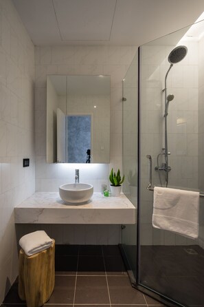 Studio, 1 King Bed with Sofa bed | Bathroom - Pepper House Studio Apartment (Ho Chi Minh City)