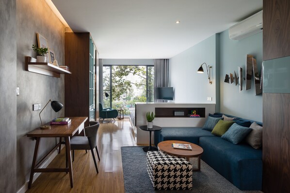 Desk, laptop workspace, blackout curtains, iron/ironing board - Pepper House Studio Apartment (Ho Chi Minh City)