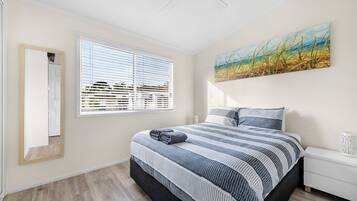 Deluxe Cabin, Garden View | Iron/ironing board, bed sheets