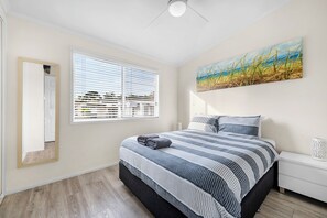 Cabana luxo, vista para o jardim | Ferros/tábuas de passar roupa, roupa de cama