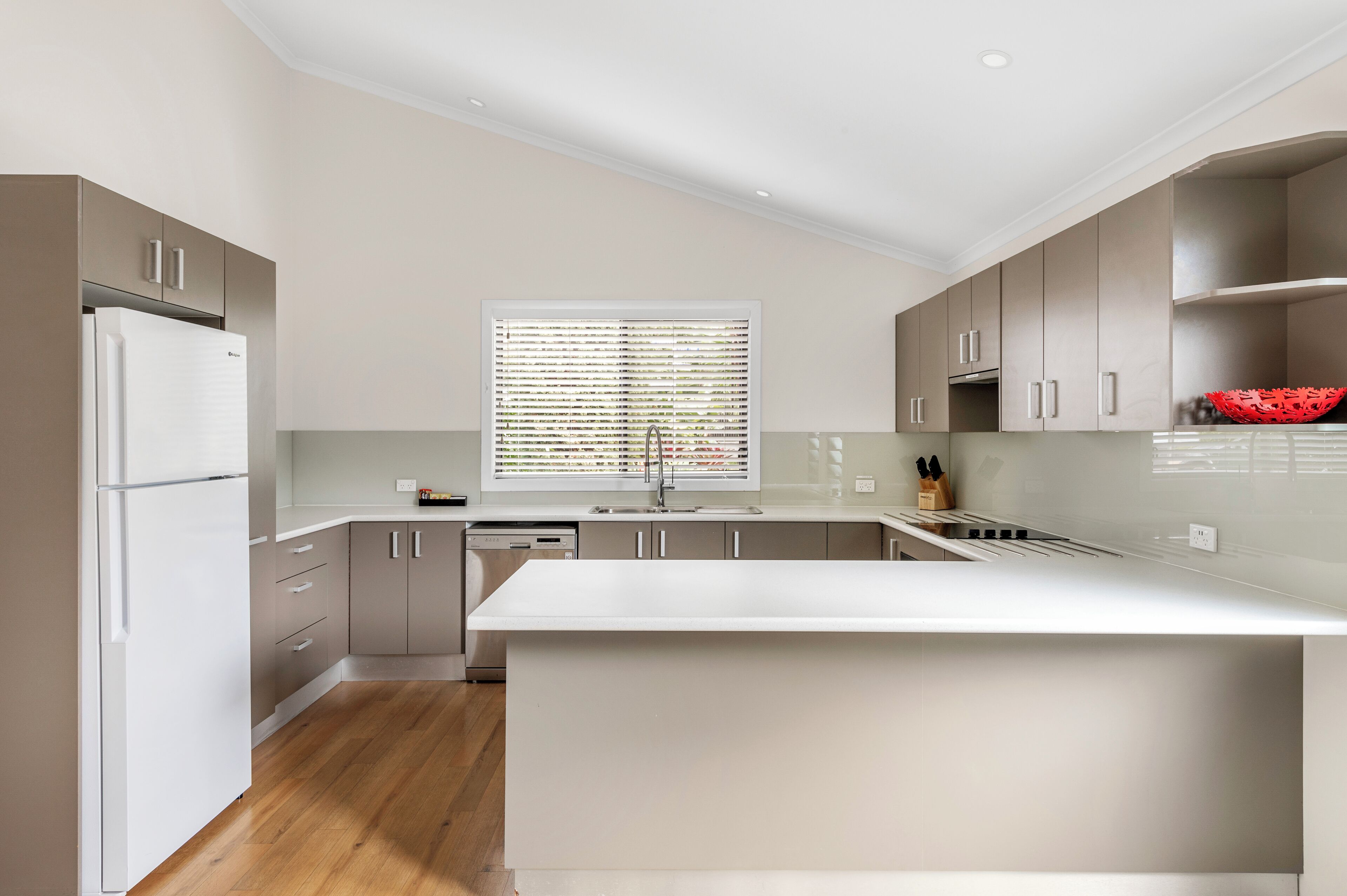 Executive Cabin | Private kitchen | Full-sized fridge, microwave, stovetop, toaster