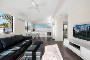 Cabana luxo, vista para o jardim | Área de estar | TV de tela plana, console de videogame, DVD player