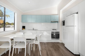 Deluxe Cabin, Garden View | Private kitchen