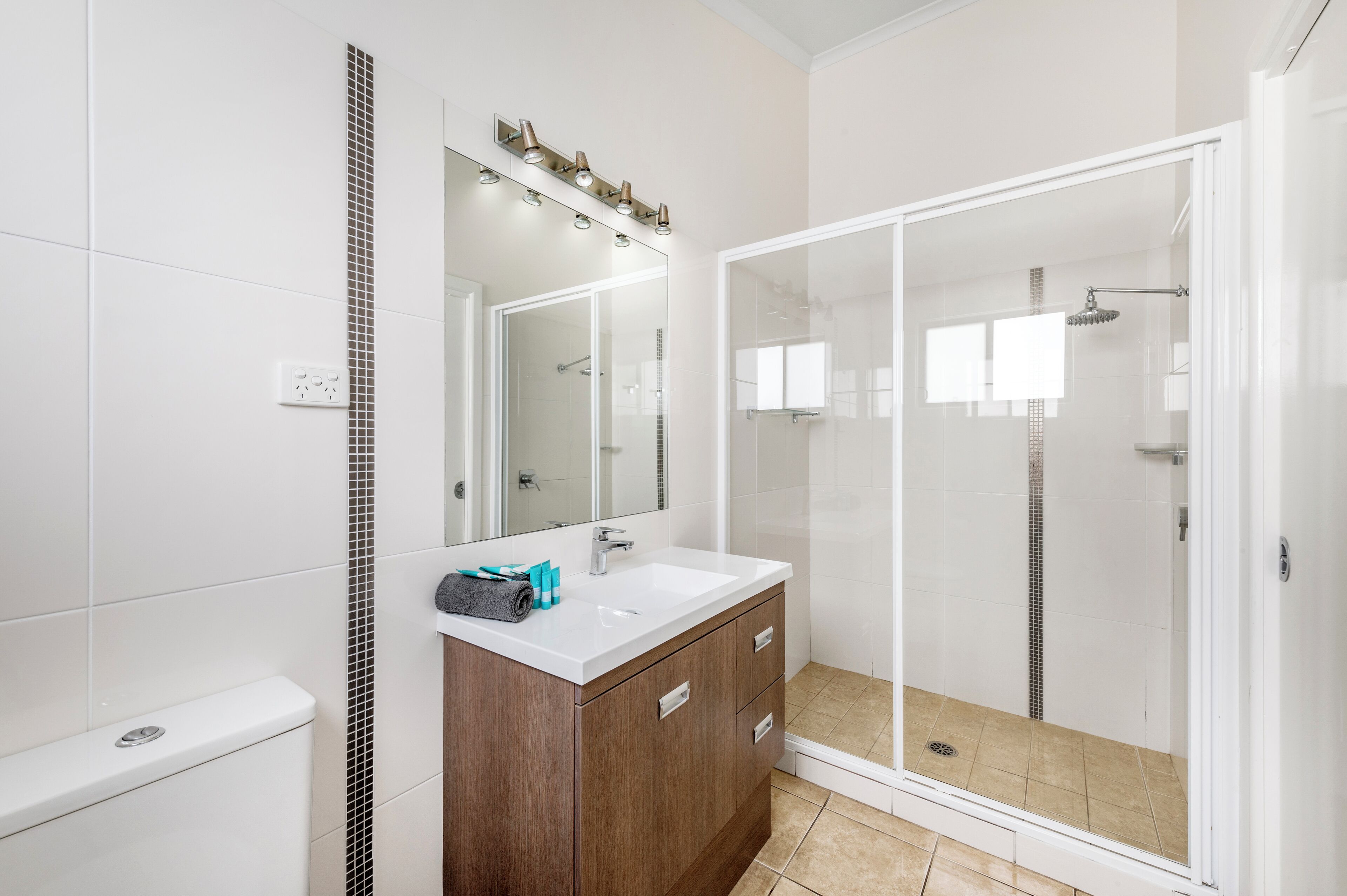 executive cabin | bathroom amenities | shower, towels