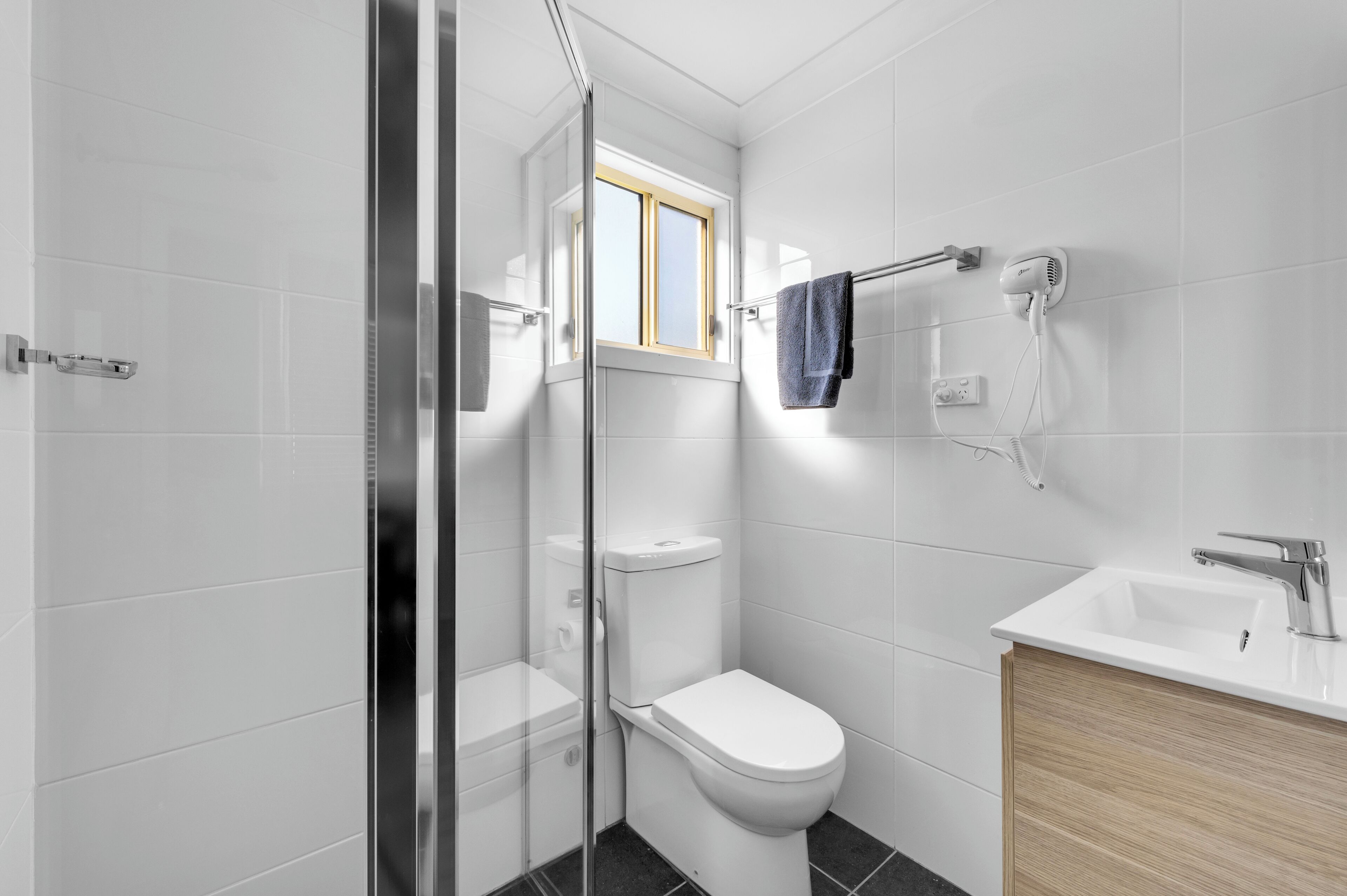 cabin | bathroom | shower, towels