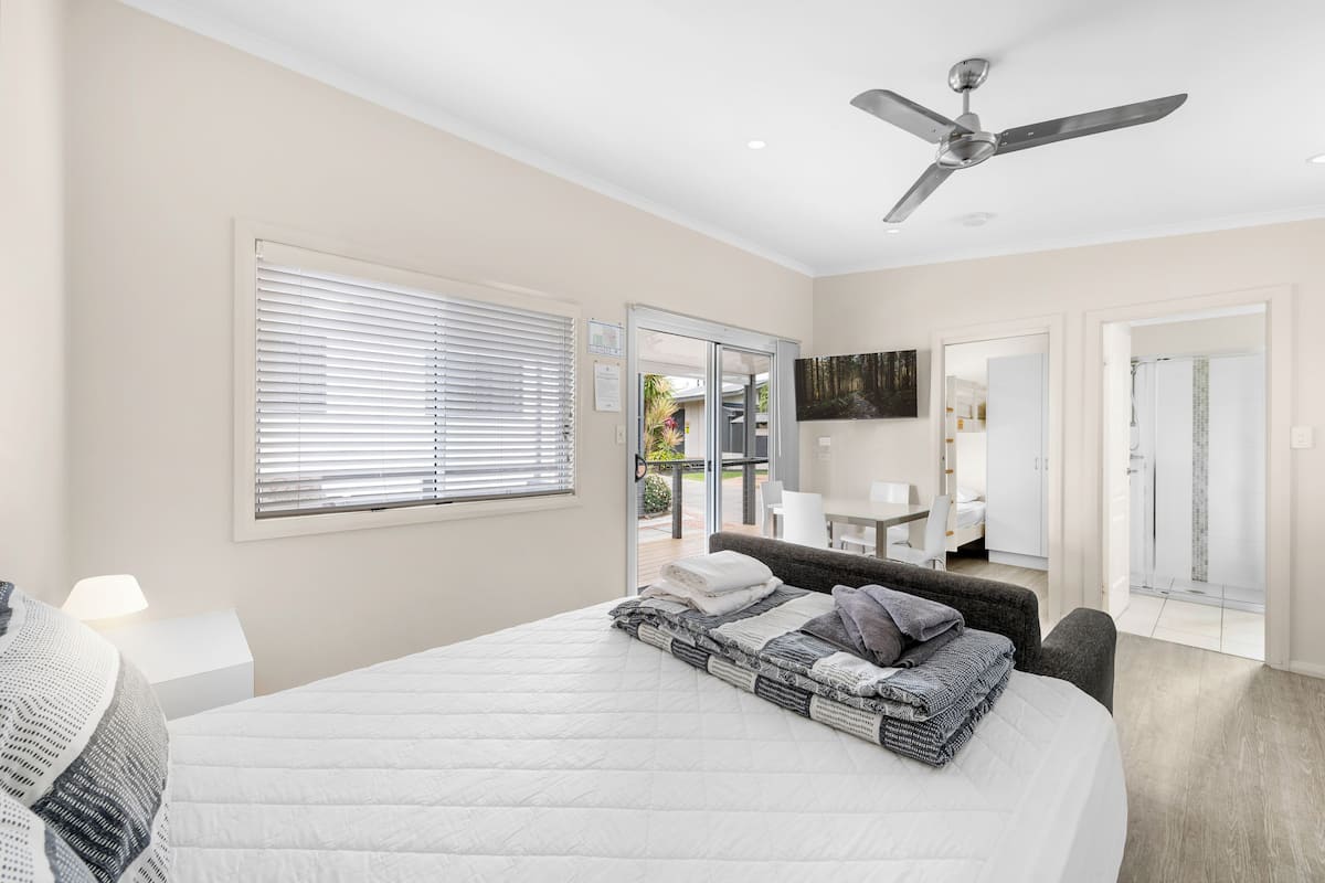 2 habitaciones, tabla de planchar con plancha y ropa de cama