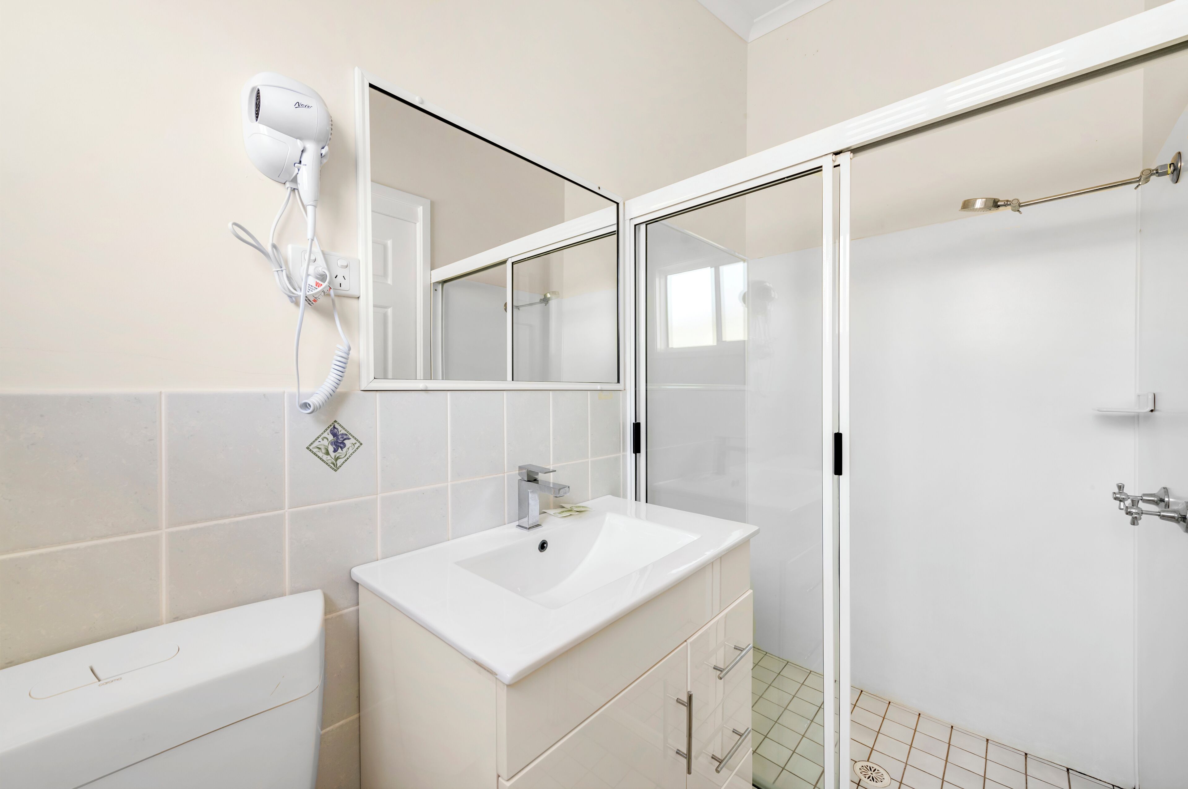 deluxe cabin, garden view | bathroom | shower, towels