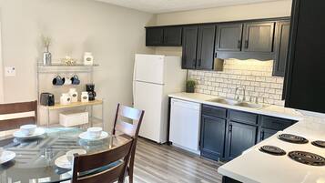 ثلاجة، ميكروويف، فرن، موقد طهي مسطح