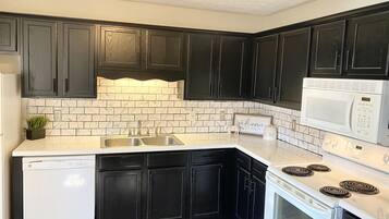 ثلاجة، ميكروويف، فرن، موقد طهي مسطح