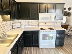 Kjøleskap, mikrobølgeovn, ovn og kokeplater