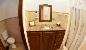 Doccia, bidet, asciugamani, sapone