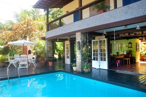 Alberca techada y alberca al aire libre