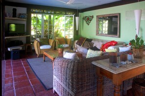 Télévision, lecteur de DVD, baby-foot, table de tennis de table