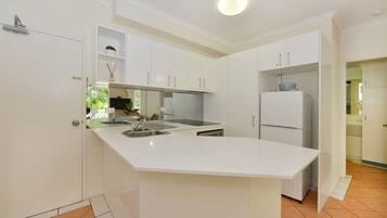 Apartment, 1 Bedroom | Private kitchen | Full-size fridge, microwave, oven, stovetop