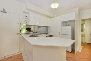 Apartment, 1 Bedroom | Dapur peribadi | Peti sejuk/penyejuk beku saiz penuh, ketuhar gelombang mikro, ketuhar