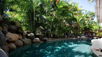 Kolam renang outdoor dan sebuah kolam renang air hangat