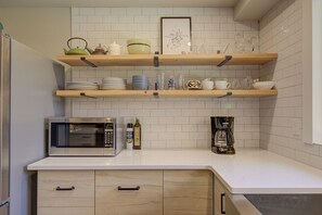 Fridge, microwave, oven, stovetop - Private Home, Near Nike & Intel, w/spacious yard (Beaverton)