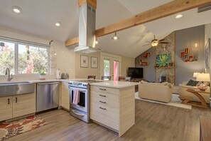 ثلاجة، ميكروويف، فرن، �موقد طهي مسطح