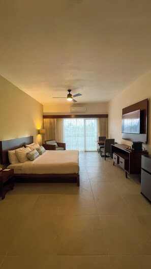 Superior Room | Down comforters, Select Comfort beds, minibar, in-room safe - The Mint Resort Isla Mujeres (Isla Mujeres)