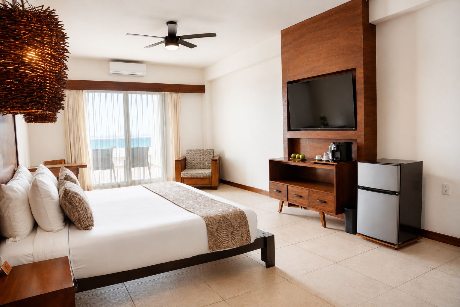 Hotelkamer met een bed, een stoel, een televisie, een koffiezetapparaat en een koelkast.