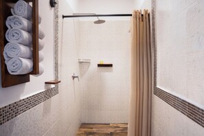 Chambre Familiale | Salle de bain | Douche à « effet pluie », articles de toilette gratuits, sèche-cheveux