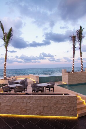 2 piscinas externas, funciona das 8h às 20h, espreguiçadeiras