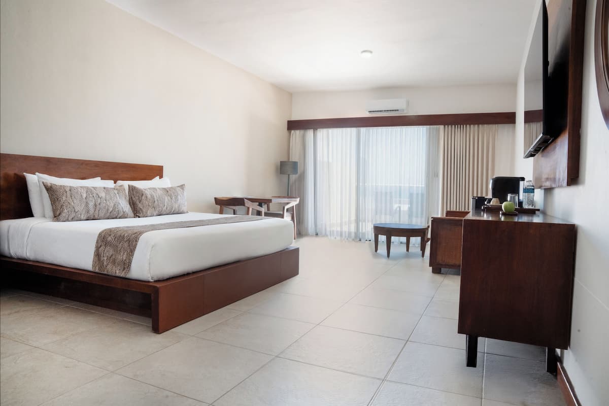 Luxury Room | Down duvets, Select Comfort beds, minibar, in-room safe