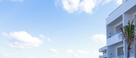 2 outdoor pools, open 8:00 AM to 8:00 PM, sun loungers