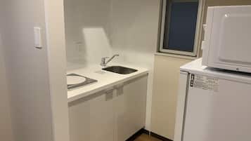 Habitación doble | Cocina básica privada | Frigorífico, microondas y placa de cocina