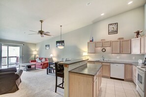 Huoneisto, 2 makuuhuonetta | Yksityinen keittiö | Jääkaappi, mikroaaltouuni, uuni, astianpesukone