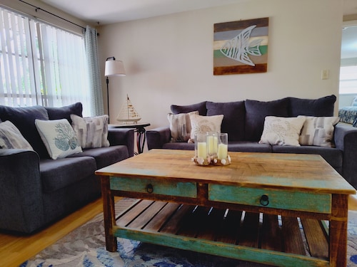 Comfortable Stay: Fully Stocked Home & Coffee Bar — All Essentials Provided