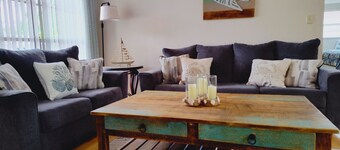 Comfortable Stay: Fully Stocked Home & Coffee Bar — All Essentials Provided